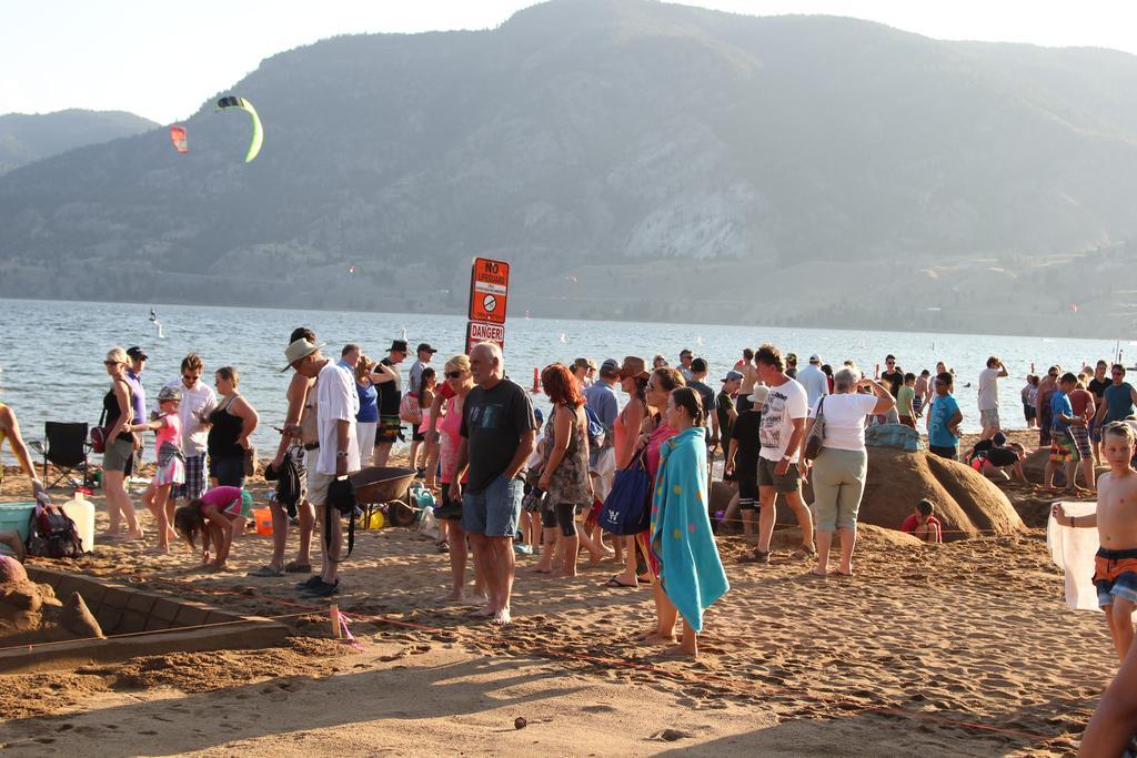 Sunshine And Wine Loft Hotel Penticton Bagian luar foto